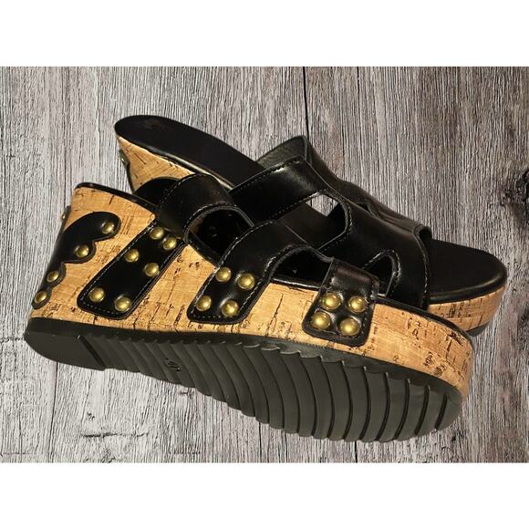 Black wedge heels with beautiful‎ gold stud detail. Size 8 - Picture 3 of 5